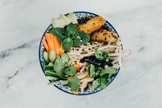 Heerlijke en voedzame maaltijd: bowl met rijstnoedels en groentes