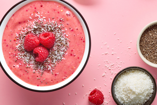 Glow-Up Smoothie Bowl: Een voedzaam recept met bieten, bessen en meer voor een stralende huid