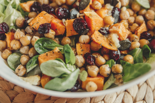 Goed gevulde en voedzame salade met veel voedingsstoffen