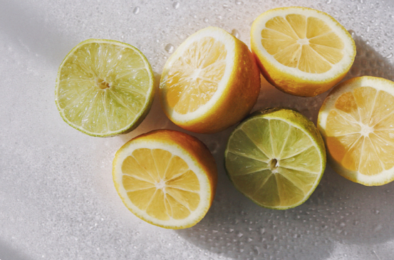 Welke factoren verminderen de aanmaak van collageen?