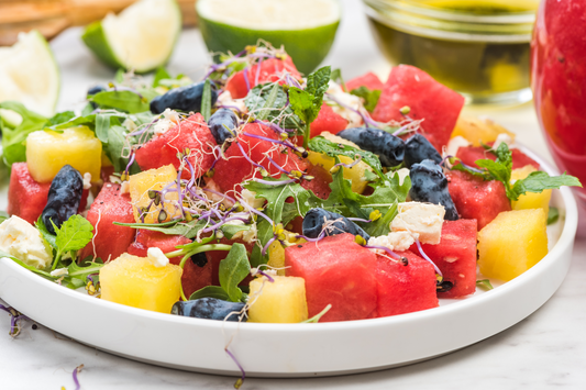 Waterrijke watermeloensalade met kiemgroente