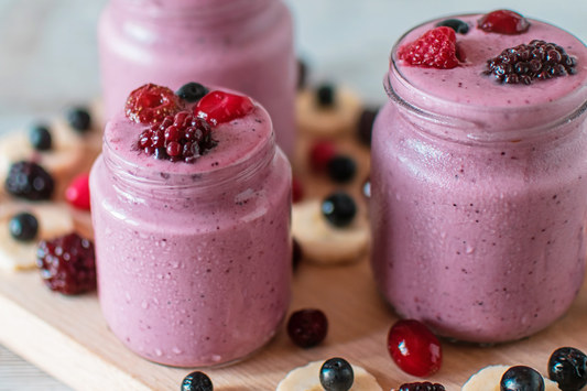 Verwen je smaakpapillen met een kleurrijke bessen smoothie!