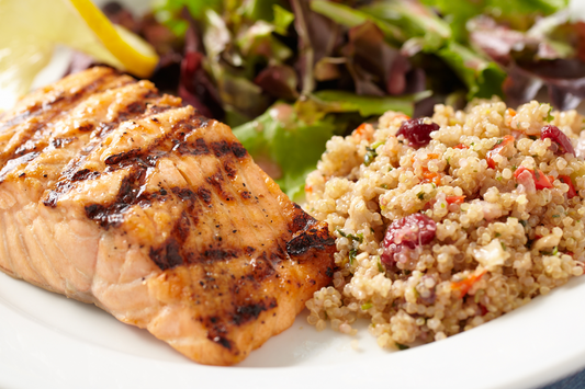 Gegrilde zalmfilet met quinoa en geroosterde groenten